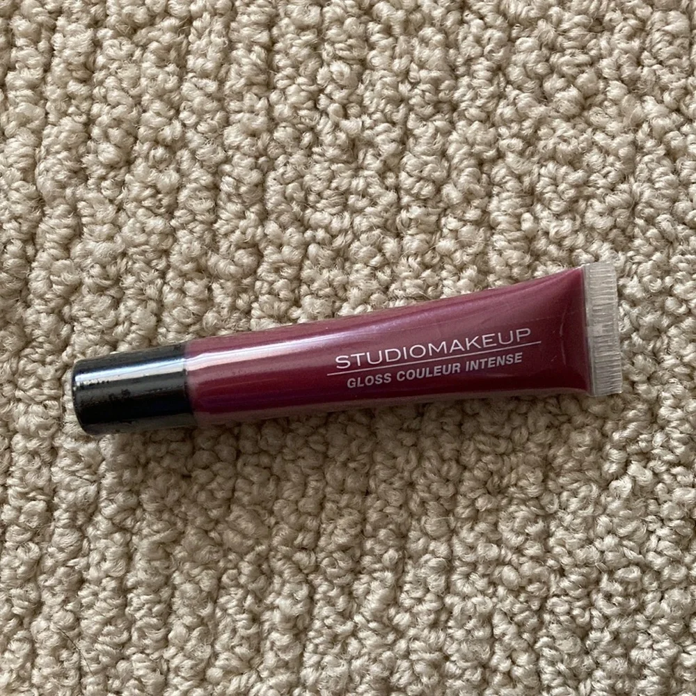 NEW StudioMakeup Lip Gloss SLG-07- Kiss Lipstick Tube Berry Red SEALED